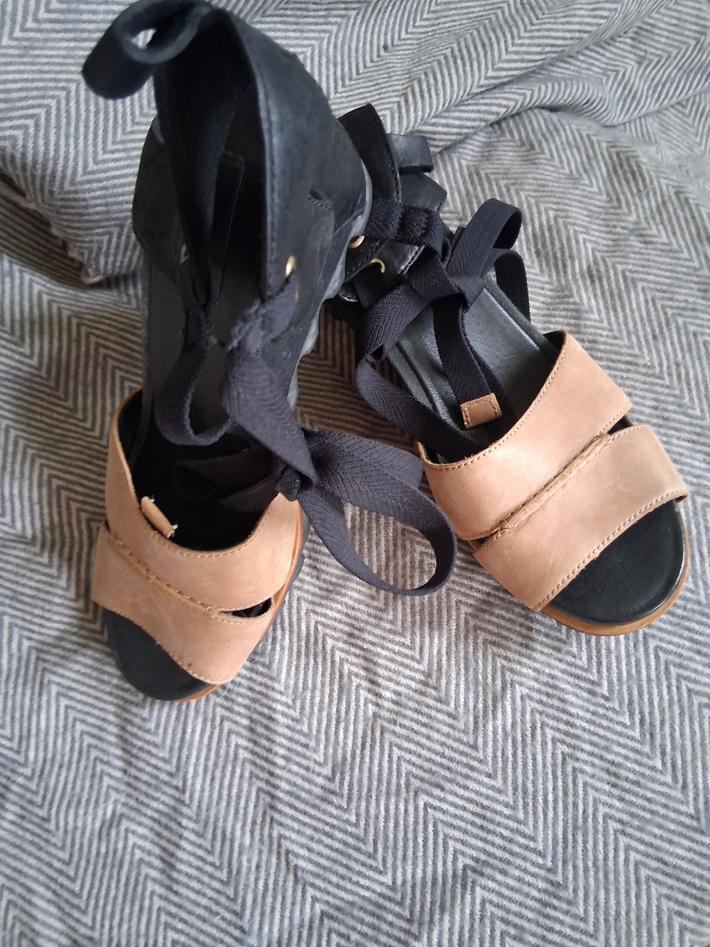Sorel Women's Tan and Black Lace-Up Sandals